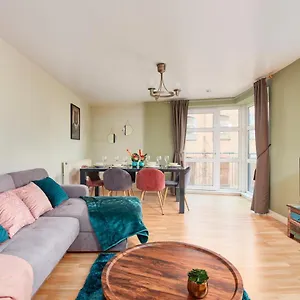 Apartment The Sleek Gem With Balcony - Sleeps 6 
