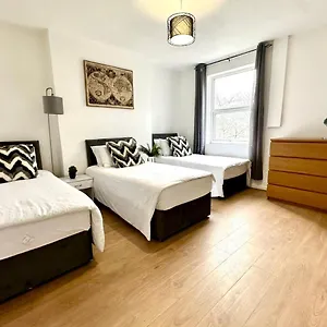 Apartment Beautiful 3-bed With Driveway Parking 